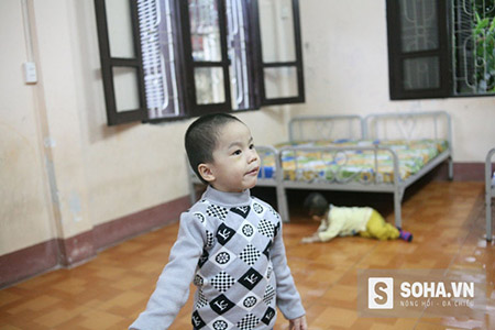
Bé trai Nguyễn Văn Cộng đã có mẹ là chị Nguyễn Thị Bình đến nhận
