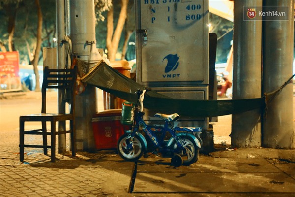 Góc nghỉ ngơi của ba ông bà cháu ở ngã ba đường.