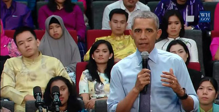 Tổng thống Mỹ Barack Obama đang trò chuyện với các lãnh đạo trẻ.