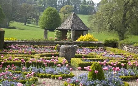 Khu vườn của Grade II được thiết kế bởi kiến trúc sư nổi tiếng Edwin Lutyens