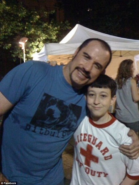 Mario Bosco và nam diễn viên John Travolta.