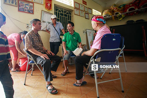 Lúc này, các diễn viên khác cũng đã hoàn thành việc hóa trang và thay trang phục. Công Lý cùng đạo diễn và các anh em phân tích kịch bản và lời thoại.