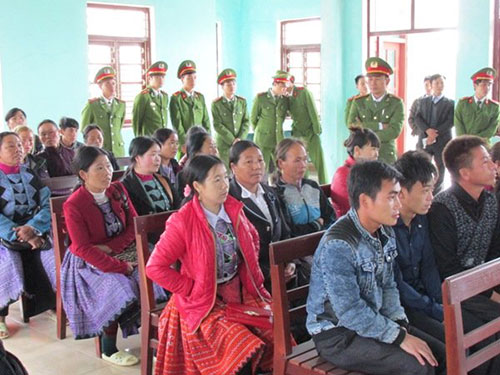 Người nhà của các bị cáo từ Sơn La về Bắc Ninh tham dự phiên tòa.