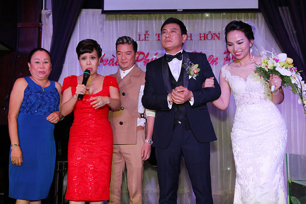 Nghệ sĩ hài quậy tưng bừng trong tiệc cưới đồng nghiệp. Mr Đàm bị Việt Hương kéo lên sân khấu nhảy múa hát ca chúc mừng cô dâu, chú rể.