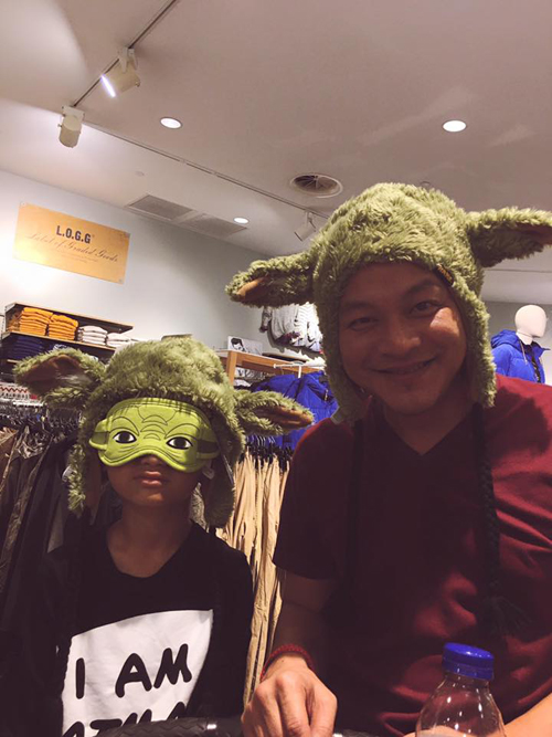 Ông xã Andy và con trai Sonic cũng thích thú mua mũ lông ngộ nghĩnh để đội trong dịp Halloween.