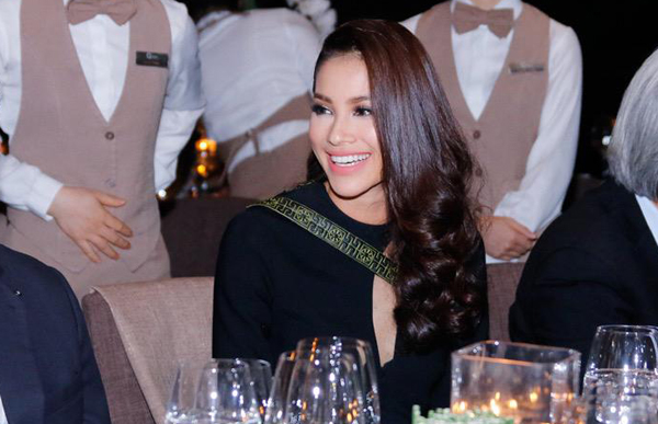 Trong suốt buổi tiệc, Hoa hậu luôn nở nụ cười rạng rỡ khi trò chuyện với các quan khách.