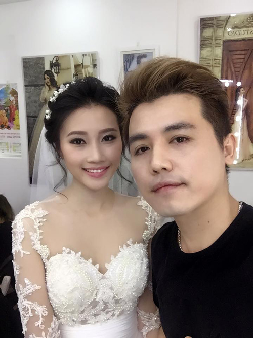 Chuyên gia trang điểm John Kim hỗ trợ về váy cưới và chăm chút nhan sắc cho Thanh Tú trong ngày cô theo chàng về dinh.