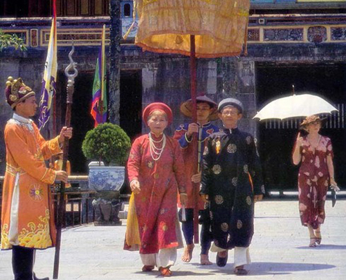 Nhân vật chính (bìa phải) đi lại ở Hoàng Thành Huế.