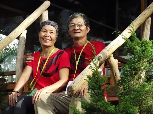 Vợ chồng phượt thủ 60 tuổi ở Sài Gòn