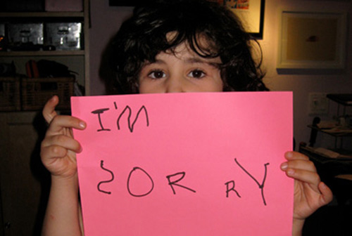 
Khi con mắc lỗi, phụ huynh thường yêu cầu trẻ nói lời xin lỗi là một cách giúp trẻ hiểu rằng mình đã làm sai
