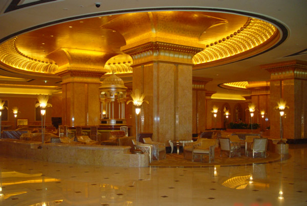 Bao trùm khách sạn là màu vàng của sự giàu sang