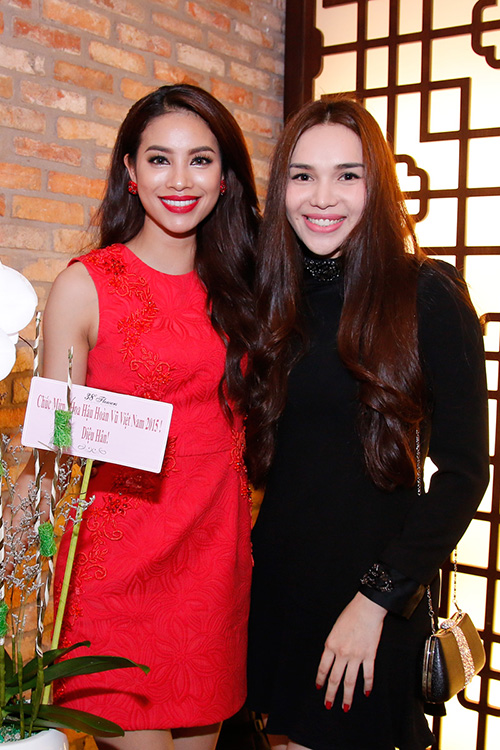 Hoa hậu Đông Nam Á 2013 Diệu Hân đến chia vui với người đẹp Hải Phòng.