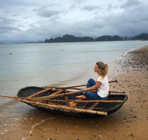 
Người đẹp 23 tuổi thảnh thơi ngắm biển Quảng Ninh
