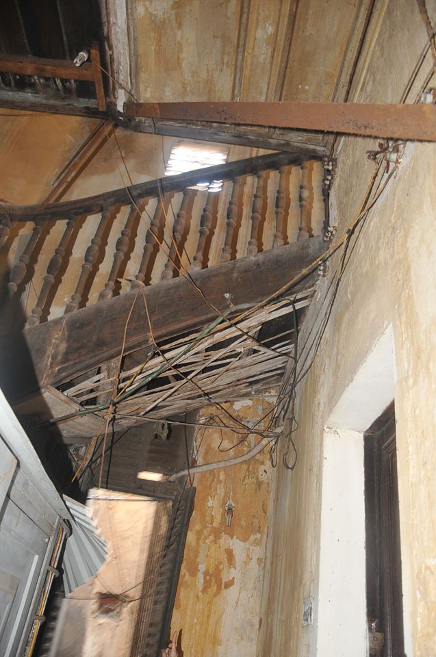 Trần của căn nhà sệp sệ, mục nát, những thang gỗ có thể sập xuống bất kỳ lúc nào.