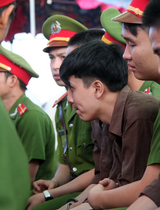 

 

Trong lúc tòa nghị án, Dương không nói chuyện với ai nhưng bất ngờ cười - khoảnh khắc duy nhất trong ngày bị đưa ra xử.

 



 

Nghe tuyên án tử hình Dương quỵ xuống, trong khi Vũ Văn Tiến bình tĩnh nhận hình phạt tương tự. Cùng tội danh Giết người và Cướp tài sản, Thoại nhận 16 năm tù.

 



 

Sau 12 giờ ở tòa với đầy sắc thái, Nguyễn Hải Dương được dẫn giải về trại giam. Trong vòng 15 ngày Dương có quyền viết đơn kháng cáo gửi TAND tối cao.





