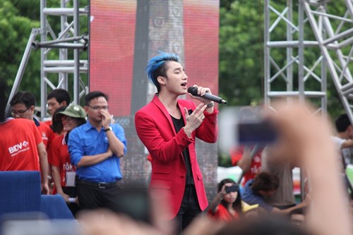 Sơn Tùng M-TP biểu diễn trước hàng ngàn khán giả tại quảng trưởng sân vận động Mỹ Đình hồi tháng 8/2015 - Ảnh: Lê Nam
