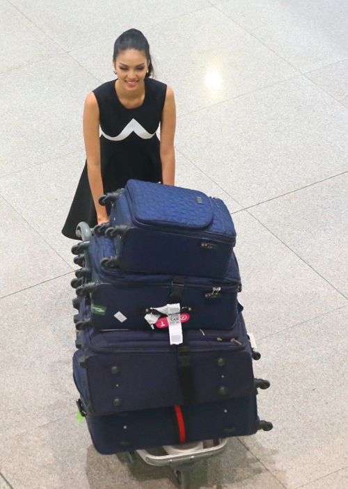 Lan Khuê tự đẩy xe hành lý gồm 4 valy váy áo, phụ kiện khá nặng.