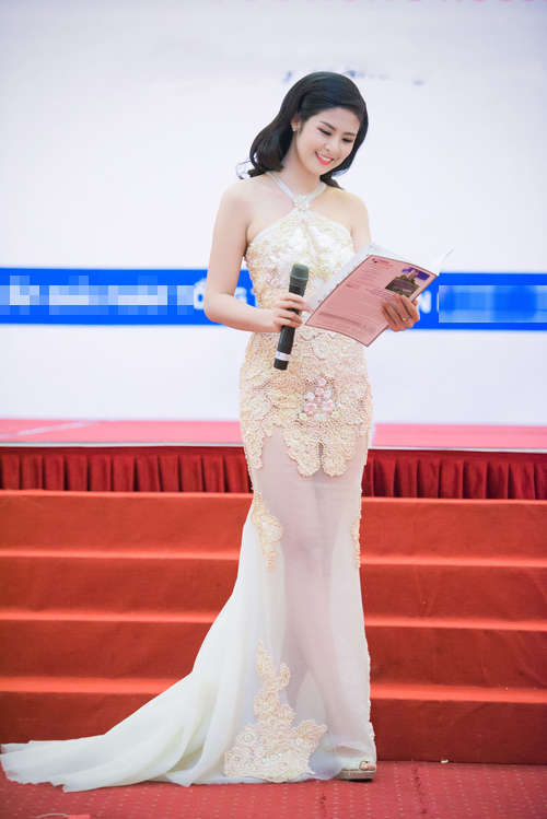 Tại sự kiện hôm qua, Hoa hậu được các vị khách yêu mến vì nụ cười rạng rỡ, sự thân thiện và khả năng làm MC duyên dáng.