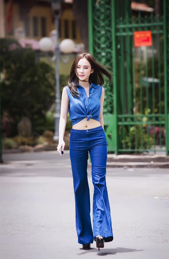 Lợi thế vòng eo phẳng lỳ, hông nở nang khiến Angela Phương Trinh trở thành tâm điểm khi cùng hòa nhập với cuộc chiến quần jeans ống loe.
