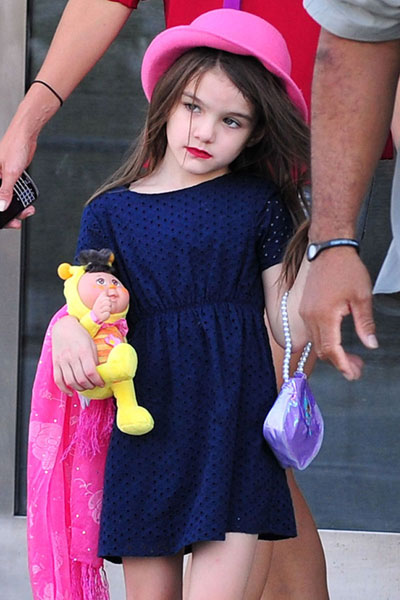 Suri Cruise với hình ảnh thường thấy, xuất hiện trên phố với trang phục hàng hiệu, đánh son, đi giày cao gót dù tuổi còn nhỏ.