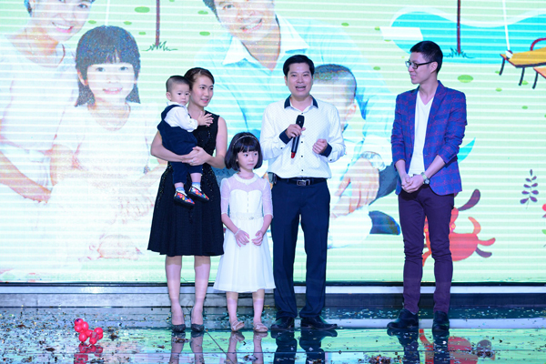 MC Anh Quân, người bạn thân trong nghề của Thanh Thảo đã đến chia vui và dẫn chương trình trong tiệc sinh nhật 1 tuổi của bé Bòn Bon.