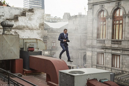 Dù đã cận kề tuổi ngũ tuần nhưng Daniel Craig vẫn nhập vai James Bond rất đạt với những cảnh quay hành động mạo hiểm được thực hiện ấn tượng.