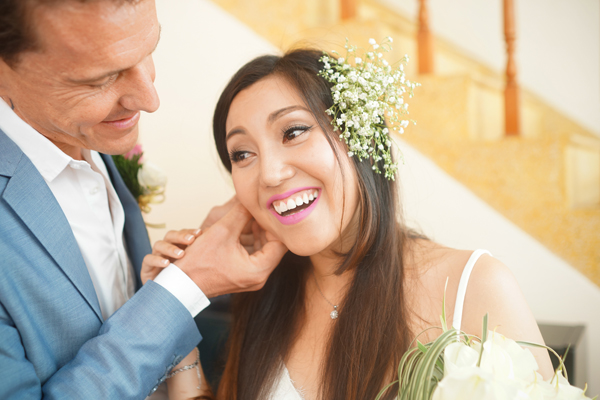 B&iacute;ch Ngọc&nbsp;cười tươi rạng rỡ khi được ch&uacute; rể trực tiếp đeo trang sức cưới.