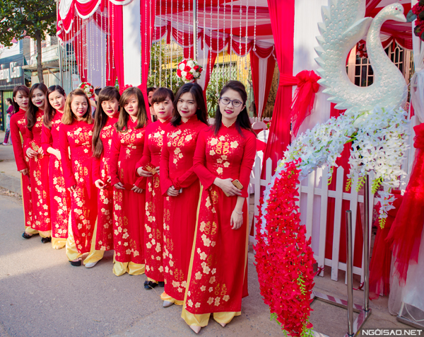 Lễ ăn hỏi và đám cưới của Hà Mjn diễn ra tại Hưng Yên, là quê nhà của cô. Căn nhà được trang trí lộng lẫy với gam màu đỏ rực rỡ. Người đẹp chọn sắc màu này bởi đây là tông màu của hạnh phúc và may mắn.