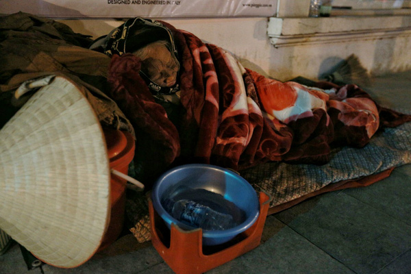 Từ nhiều năm qua, cụ Loan vẫn hàng đêm ngủ trên vỉa hè phố Hàng Đậu cho dù trời rét 12 độ.