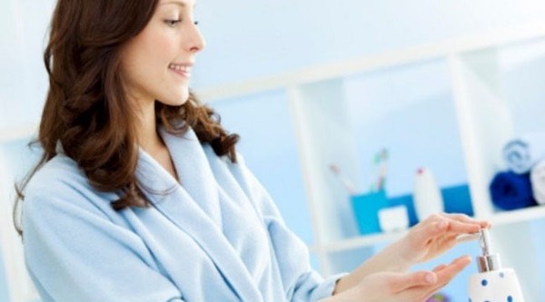 Rửa bằng dung dịch vệ sinh phù hợp. Rất nhiều chị em khi tắm đã tiện thể dùng luôn xà bông tắm để vệ sinh vùng kín, họ không biết rằng đây là một việc làm rất tai hại. Bởi sữa tắm và nhất là xà bông có chứa nhiều chất tẩy rửa như kiềm và cồn nên rất dễ gây kích ứng những vùng da nhạy cảm trên cơ thể, đặc biệt là vùng kín.