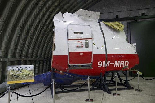
Phía Hà Lan không công bố tại sao họ khẳng định hung thủ bắn rơi MH17 là tên lửa 9M38M1. Trong khi đó, Almaz-Antey đã bắn 1 quả tên lửa Buk vào mô hình máy bay Boeing 777 nhằm tìm ra nguyên nhân thảm kịch.
