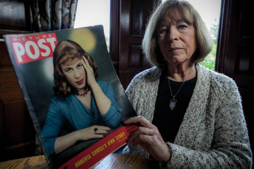 
Bà Diana, con gái Roberta Cowell với tờ tạp chí có ảnh bìa là hình ảnh sau chuyển giới của cha bà. Ảnh: Channel 4.
