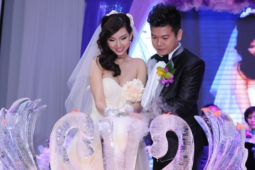 
Đám cưới của hot girl Quỳnh Chi với con trai của nữ đại gia thủy sản Diệu Hiền.
