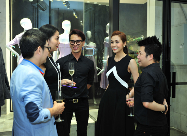 Tại sự kiện tối qua, Tăng Thanh Hà bận rộn đón tiếp bạn bè, người thân cùng stylist Quang Tuyến.