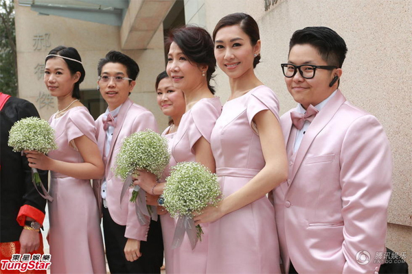 Hồ Định Hân (thứ hai từ phải sang) cùng nhiều đồng nghiệp của Hạnh Nhi ở TVB làm phù dâu.