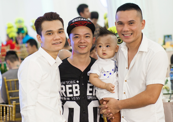 Ca sĩ Khắc Việt, DJ Tommy và Anh Tú vui vẻ trong ngày hội ngộ.