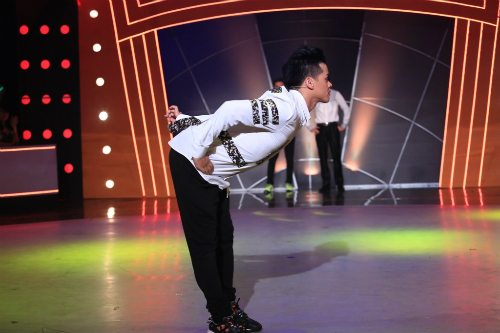 Màn xoay người điệu nghệ của vũ công John Huy Trần khiến khán giả thích thú.