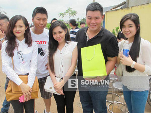 Hình ảnh Phạm Hạ Vi ăn mặc giản dị, có phần hơi quê (ngoài cùng bên trái) khi tham gia 1 hoạt động cùng với bạn bè vào cuối tháng 09/2012