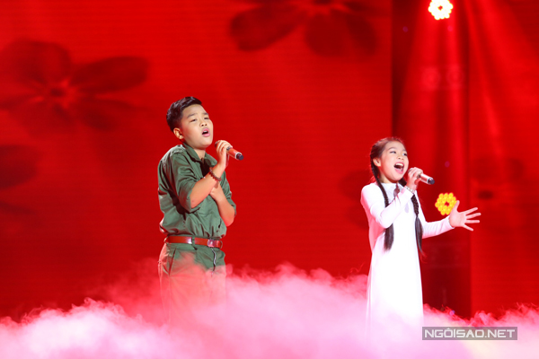 Tiến Quang và Hải Yến của đội Dương Khắc Linh trình diễn phần song ca với ca khúc Màu hoa đỏ (Sáng tác: Thuận Yến).