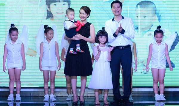 Vợ chồng Thảo Hugo còn nhận được nhiều lời chúc mừng từ bạn bè, đồng nghiệp khi có tổ ấm hạnh phúc suốt 8 năm qua.