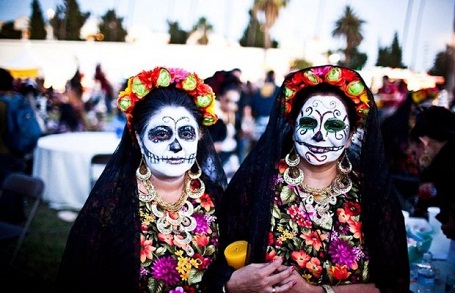 Hơn 1.500 diễn viên quần chúng đã được huy động để thực hiện cảnh mở màn cho tập phim “Spectre”, đó là một đoàn rước khổng lồ lấy bối cảnh lễ hội truyền thống tưởng nhớ người đã khuất ở Mexico.