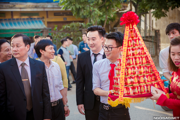 Tới giờ đẹp đã định, chú rể Minh Đức cùng nhà trai mang mâm tráp tới nhà cô dâu để chuẩn bị cho lễ ăn hỏi.