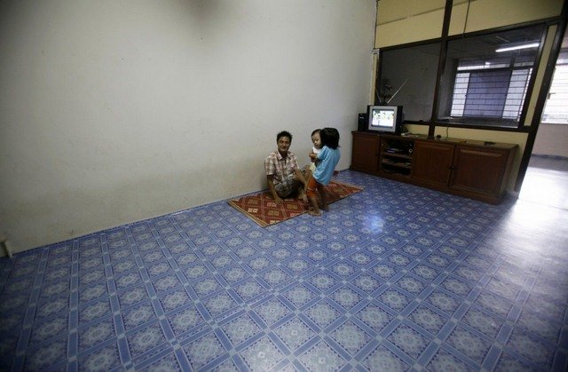 Một gia đình tị nạn trong căn phòng trống trải ở Kuala Lumpur (Malaysia).