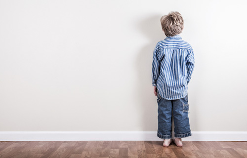 
Đứng úp mặt vào tường giúp trẻ có thời gian để bình tĩnh và suy nghĩ về hành vi của mình
