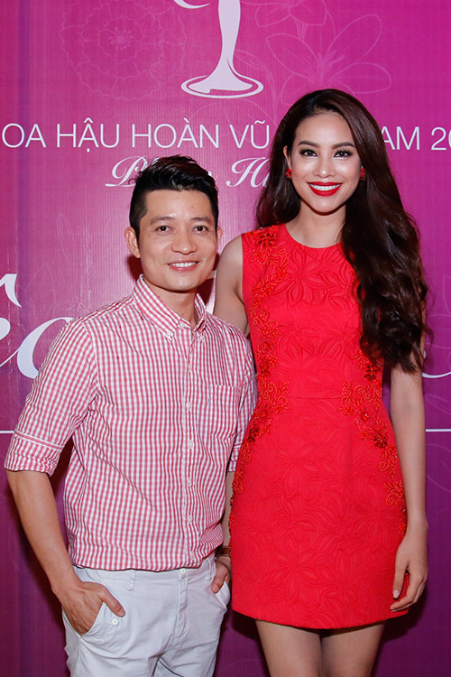 Nhà thiết kế Thuận Việt cũng dành nhiều tình cảm cho tân Hoa hậu.