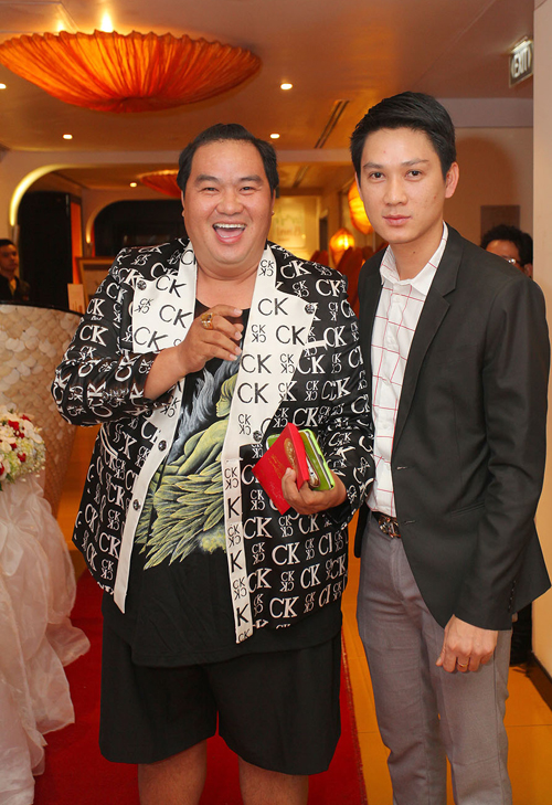 Hoàng Mập mặc quần short đi cùng diễn viên Thái Chí Hùng.
