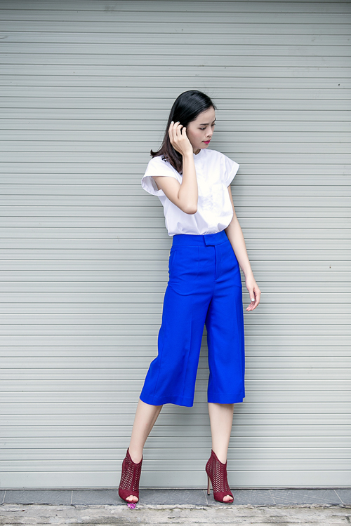 Phong cách thanh lịch và hiện đại với sơ mi trắng phối cùng quần lửng gam màu xanh dương bắt mắt.