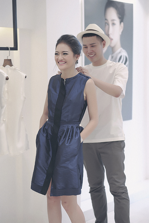 Trong buổi thử đồ tại showroom của Lâm Gia Khang, Thùy Anh còn được nhà thiết kế chọn lựa cho nhiều mẫu trang phục khác.