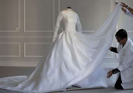 Có đến 7 lớp chiffon để tạo độ bồng cho chiếc váy cưới cổ tích