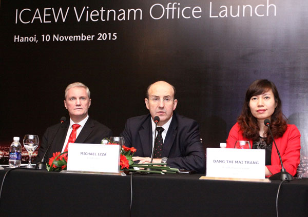 Các lãnh đạo của ICAEW tại buổi họp báo. Từ trái qua: Ông Mark Billington - Giám đốc ICAEW khu vực Đông Nam Á, Ông Michael Izza - Giám đốc ICAEW toàn cầu; Bà Đặng Thị Mai Trang - Trưởng đại diện ICAEW tại Việt Nam.